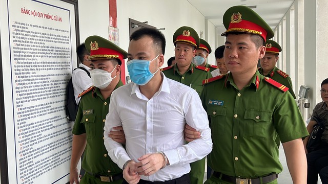 Ông Nguyễn Đức Chung cùng 14 người hầu tòa trong vụ nâng khống giá cây xanh tại Hà Nội - Ảnh 6.