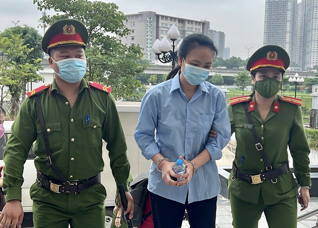Ông Nguyễn Đức Chung cùng 14 người hầu tòa trong vụ nâng khống giá cây xanh tại Hà Nội - Ảnh 8.
