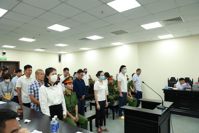 Ông Nguyễn Đức Chung cùng 14 người hầu tòa trong vụ nâng khống giá cây xanh tại Hà Nội - Ảnh 2.