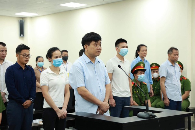 Ông Nguyễn Đức Chung nhận mức án 18 tháng tù - Ảnh 1.