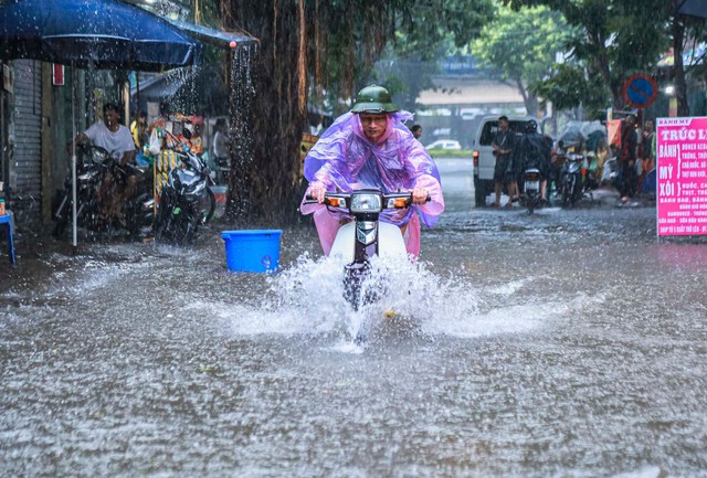 Thời tiết 28/8: Bắc Bộ và Thanh Hóa có mưa to và dông, có nơi trên 150mm - Ảnh 1.