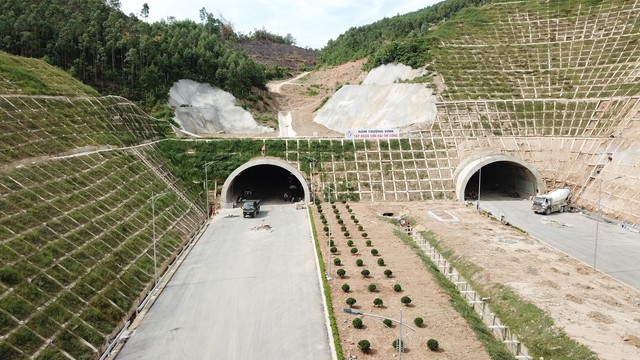 Cận cảnh tuyến cao tốc Nghi Sơn - Diễn Châu thông xe vào ngày 2/9 - Ảnh 5.