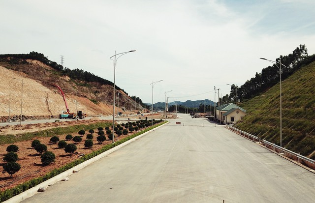 Cận cảnh tuyến cao tốc Nghi Sơn - Diễn Châu thông xe vào ngày 2/9 - Ảnh 8.