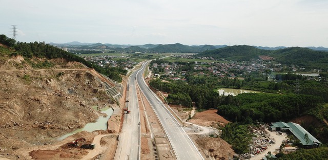 Cận cảnh tuyến cao tốc Nghi Sơn - Diễn Châu thông xe vào ngày 2/9 - Ảnh 4.