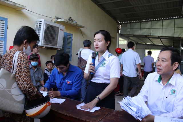 Hàng trăm người dân Cà Mau xếp hàng để bác sĩ ở Sài Gòn về phẫu thuật Phaco miễn phí - Ảnh 16.