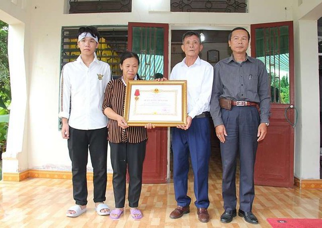 Truy tặng Huân chương Dũng cảm cho anh Phạm Ngọc Anh hi sinh tại đèo Bảo Lộc - Ảnh 3.
