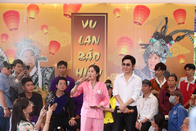 Hồng Hoan hát ca khúc của NSƯT Vũ Linh trong dịp vu lan khiến hàng ngàn khán giả xúc động - Ảnh 1.
