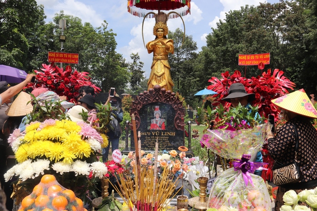 Nhiều nghệ sĩ tới hát bên phần mộ Vũ Linh trong lễ tưởng niệm - Ảnh 8.