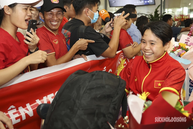 Đội tuyển nữ Việt Nam nhận tình cảm đặc biệt từ người hâm mộ - Ảnh 6.