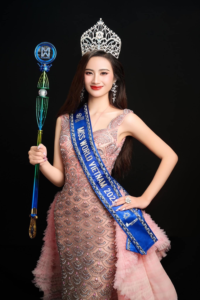 Nhà văn Nguyễn Quang Thiều 'cười đau khổ' về phát ngôn của Hoa hậu Ý Nhi về nhân vật nổi tiếng - Ảnh 1.