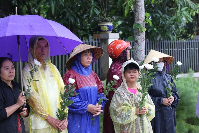 Quê nhà đón thi thể liệt sĩ Lê Ánh Sáng dưới trời mưa nặng hạt - Ảnh 6.