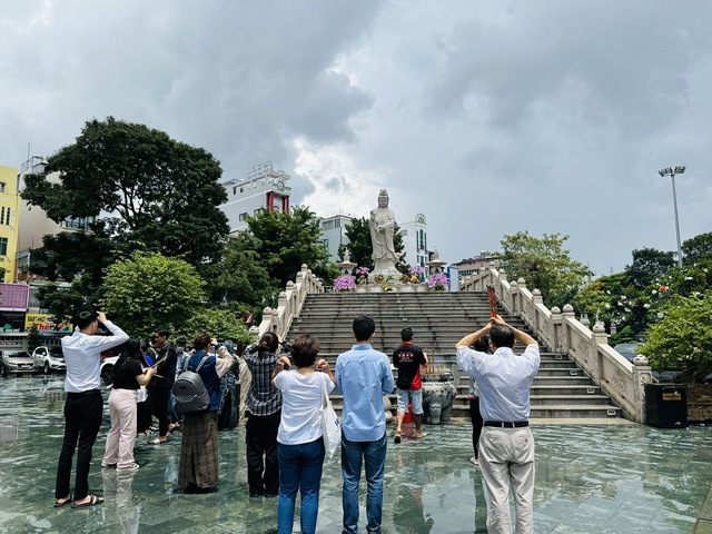 Người dân TPHCM đội mưa đi lễ chùa lễ Vu lan - Ảnh 3.