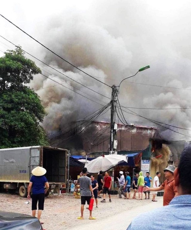 Cháy nhiều nhà dân tại Hòa Bình, 1 người bị mắc kẹt - Ảnh 2.