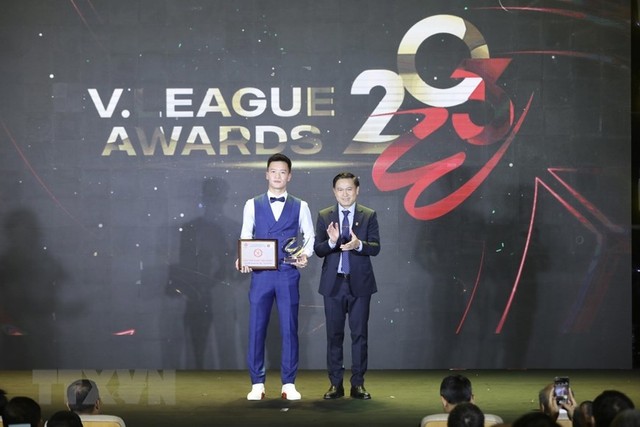 Cầu thủ Nguyễn Hoàng Đức (trái) giành giải cầu thủ xuất sắc nhất mùa giải. Ảnh: Minh Quyết/TTXVN)