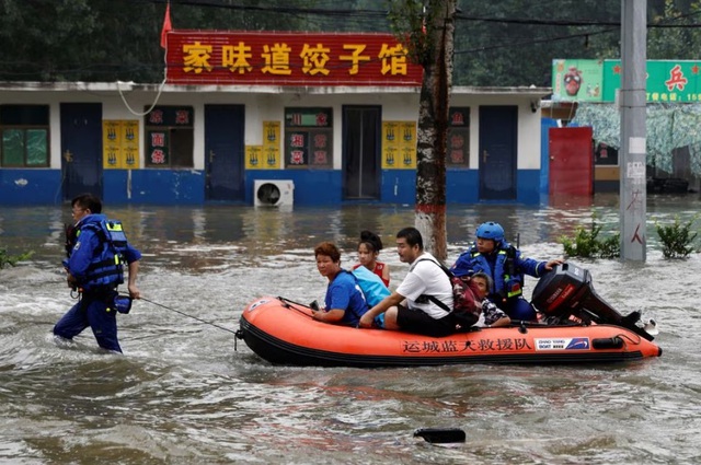 Bão Doksuri phá kỷ lục mưa ở Trung Quốc, nước lũ ngập sâu tới 6m ở tỉnh Hà Bắc - Ảnh 3.