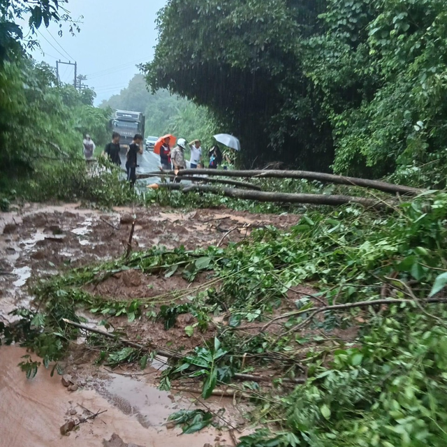 Sạt lở đường từ Lào về Việt Nam, nhiều phương tiện bị mắc kẹt - Ảnh 1.