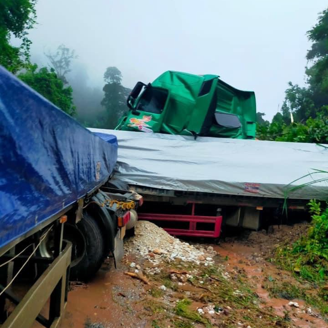 Sạt lở đường từ Lào về Việt Nam, nhiều phương tiện bị mắc kẹt - Ảnh 3.
