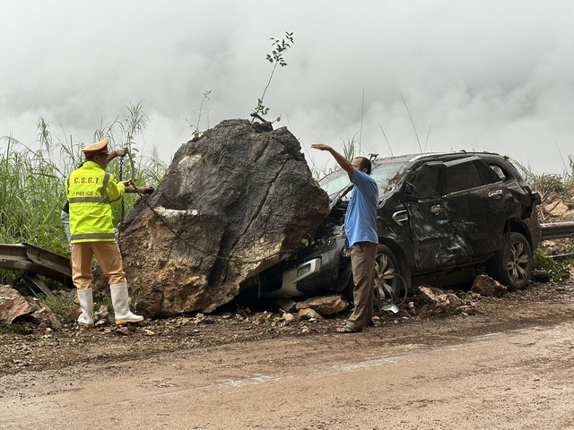 Công an vào cuộc điều tra vụ sạt lở đất đá đè bẹp ô tô chở 4 người tại Hòa Bình - Ảnh 2.