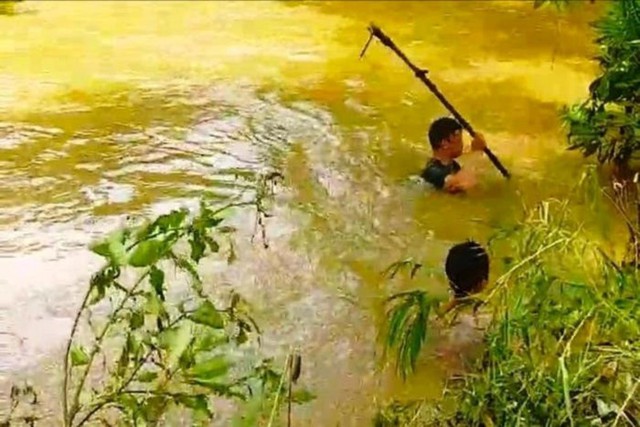 Tìm kiếm bé trai trượt chân ngã xuống suối mất tích ở Lào Cai - Ảnh 1.