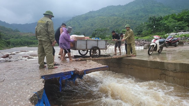 Sạt lở đường từ Lào về Việt Nam, nhiều phương tiện bị mắc kẹt - Ảnh 5.