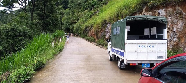 Mưa lớn gây sạt lở, đá lớn rơi vỡ đường tại Hòa Bình - Ảnh 1.