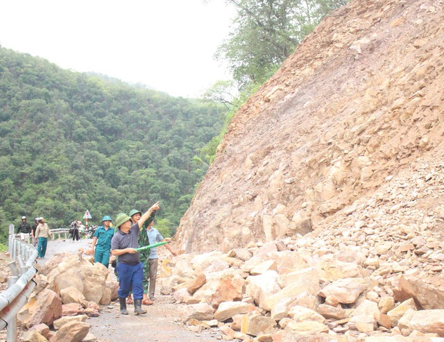 Mưa lớn kéo dài khiến nhiều xã trên địa bàn miền núi Nghệ An sạt lở nghiêm trọng - Ảnh 2.