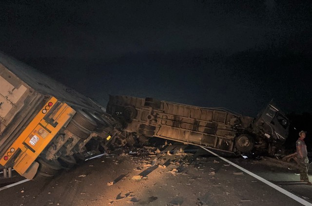 Khẩn trương giải tỏa ách tắc trên cao tốc Đà Nẵng – Quảng Ngãi sau tai nạn - Ảnh 1.