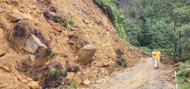 Cung đường đến điểm du lịch Y Tý bị gián đoạn do sạt lở - Ảnh 1.