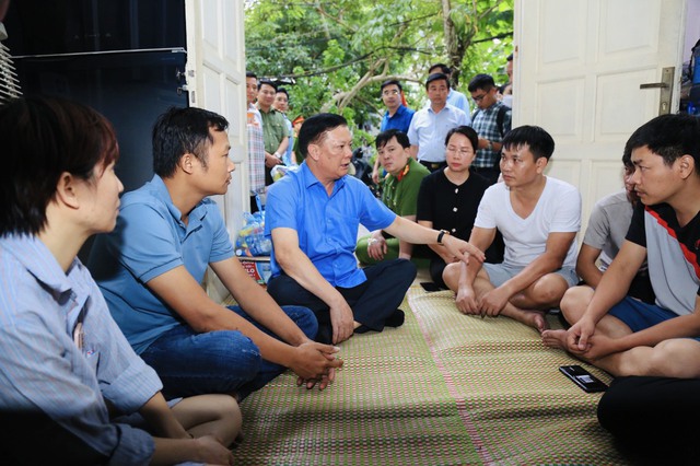 Bí thư Thành ủy Hà Nội động viên, thăm hỏi người dân đang ở tạm cư tại nhà số 5C, ngách 68, ngõ 29, phố Khương Hạ - Ảnh: VGP/GH