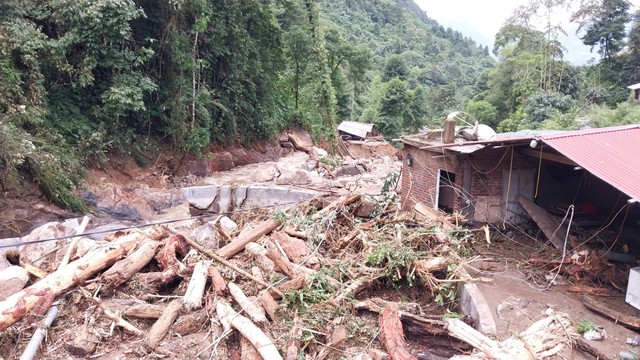 Cảnh tan hoang sau trận lũ ống kinh hoàng ở Lào Cai - Ảnh 2.