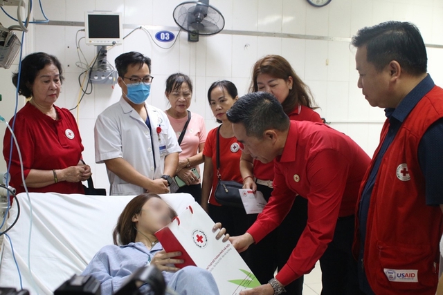 Hỗ trợ khẩn cấp các nạn nhân vụ cháy chung cư mini Khương Hạ và lũ quét tại tỉnh Lào Cai - Ảnh 2.