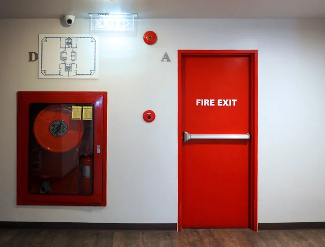 Vì sao cửa thoát hiểm chống cháy ở chung cư chỉ mở một chiều và luôn phải đóng? - Ảnh 1.