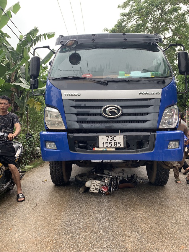 Trên đường đi học, 2 nam sinh tử vong thương tâm dưới gầm xe tải - Ảnh 1.