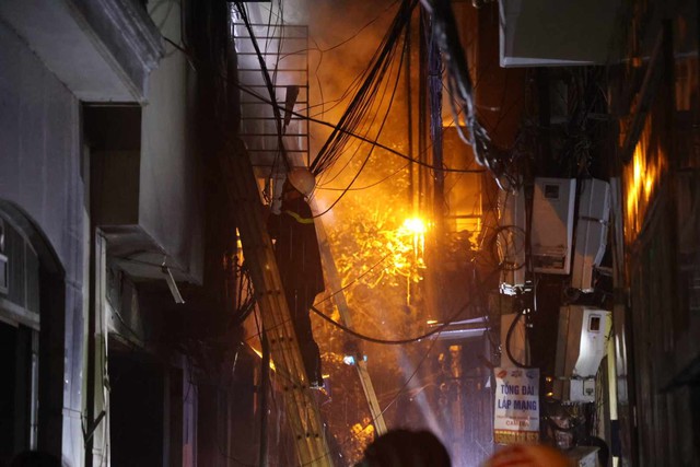 Vụ cháy chung cư mini ở Hà Nội: Cha mẹ ôm chặt, bảo vệ con trong 'biển lửa' - Ảnh 3.