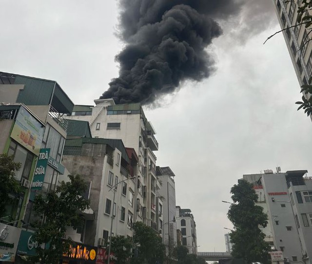 Hà Nội: Cháy nhà cao tầng tại phố Vũ Trọng Phụng, khói đen bốc cao hàng chục mét - Ảnh 1.