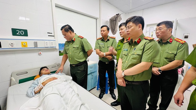 5 cán bộ chiến sĩ công an bị thương trong vụ cháy chung cư mini Khương Hạ - Ảnh 1.