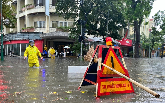 Các quận nội thành Hà Nội chuẩn bị có mưa lớn, đề phòng ngập cục bộ - Ảnh 2.