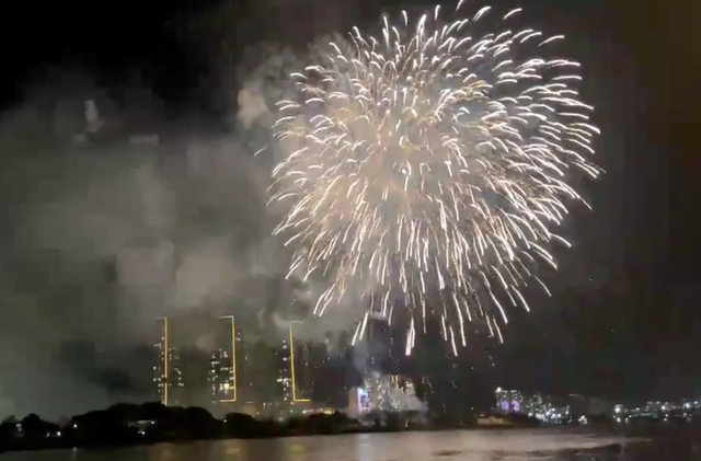 Người dân TPHCM hào hứng ngắm pháo hoa mừng lễ Quốc khánh - Ảnh 8.