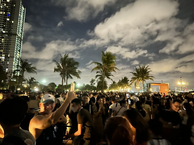 Người dân TPHCM hào hứng ngắm pháo hoa mừng lễ Quốc khánh - Ảnh 12.