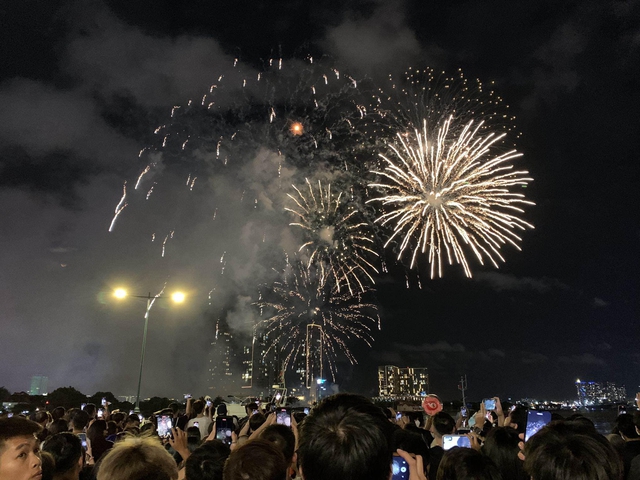 Người dân TPHCM hào hứng ngắm pháo hoa mừng lễ Quốc khánh - Ảnh 10.