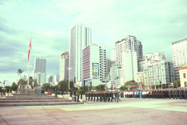 Thiêng liêng Lễ Thượng cờ Tổ quốc được tỉnh Khánh Hòa lần đầu tiên tổ chức - Ảnh 2.