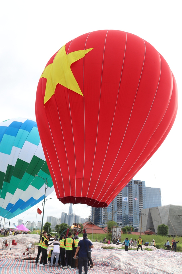 TPHCM thả khinh khí cầu in hình Quốc kỳ cao 18m chào mừng Quốc khánh - Ảnh 1.