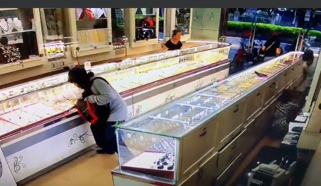 Chủ tiệm vàng ở Khánh Hòa kể về khoảnh khắc đối diện với hai tên cướp táo tợn - Ảnh 1.