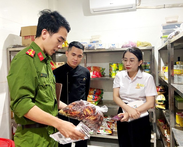 Cơ sở kinh doanh ẩm thực tại các bãi biển ở Hà Tĩnh chú trọng đảm bảo an toàn vệ sinh thực phẩm - Ảnh 4.