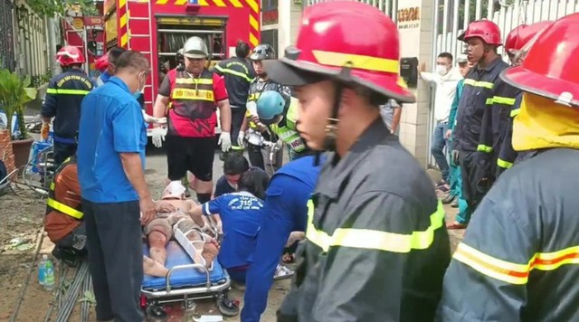 Nhà 4 tầng ở TPHCM đổ sập, 7 người mắc kẹt đã nhập viện - Ảnh 3.