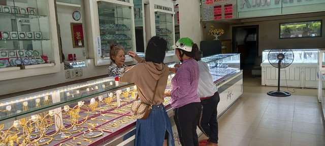 Chủ tiệm vàng ở Khánh Hòa kể về khoảnh khắc đối diện với hai tên cướp táo tợn - Ảnh 4.