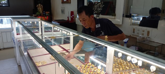 Chủ tiệm vàng ở Khánh Hòa kể về khoảnh khắc đối diện với hai tên cướp táo tợn - Ảnh 5.