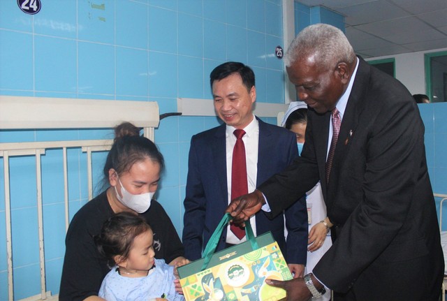 Chủ tịch Quốc hội Chính quyền Nhân dân Cuba thăm Bệnh viện Hữu nghị Việt Nam – Cuba Đồng Hới - Ảnh 4.