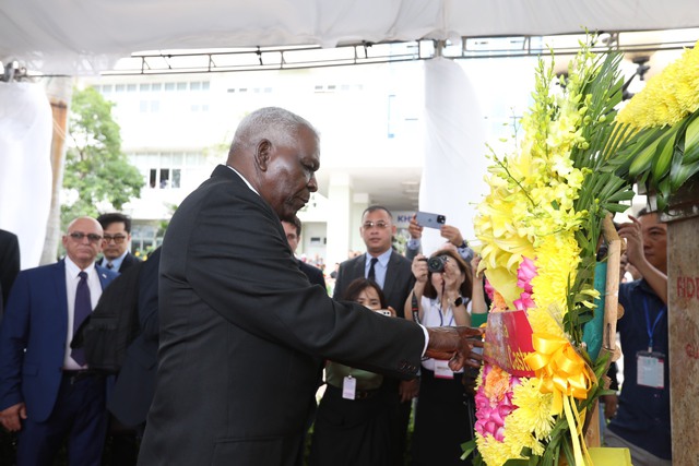 Chủ tịch Quốc hội Chính quyền Nhân dân Cuba thăm Bệnh viện Hữu nghị Việt Nam – Cuba Đồng Hới - Ảnh 3.