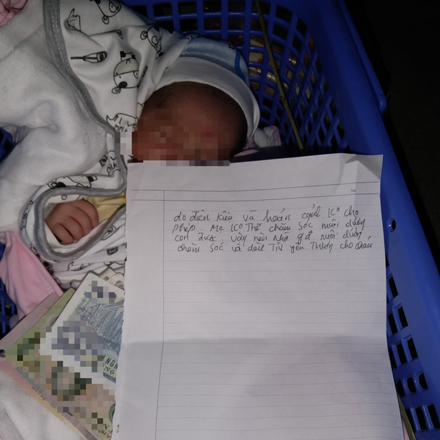 Bé gái sơ sinh bị bỏ rơi trước cổng nhà dân kèm mảnh giấy nhờ nuôi hộ - Ảnh 2.